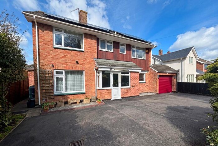 3 Bedroom Detached House For Sale In Potterne Road, Devizes, SN10