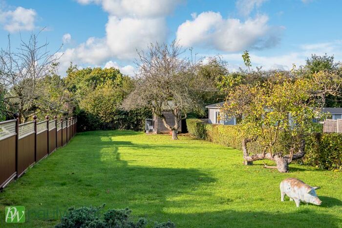 2 Bedroom Detached Bungalow For Sale In North Street, Nazeing, Waltham Abbey, EN9