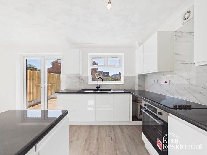 3 Bedroom End Of Terrace House To Rent In Britannia Close, Sittingbourne, ME10