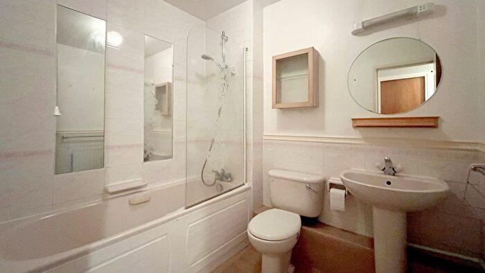 1 Bedroom Flat For Sale In Kingswood Drive, Sutton, SM2