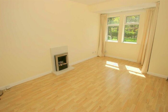 2 Bedroom Flat To Rent In Lidgett Park Mews, Roundhay, Leeds, LS8