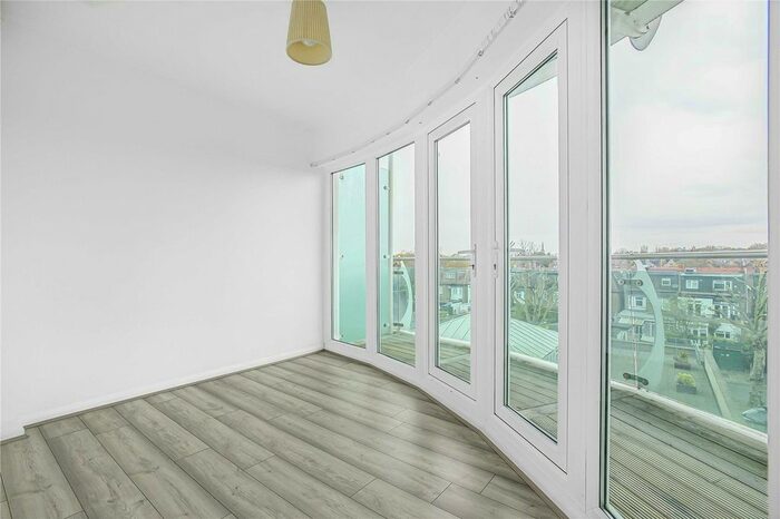 3 Bedroom Flat To Rent In Cavalier House, - Uxbridge Road, Ealing, W5