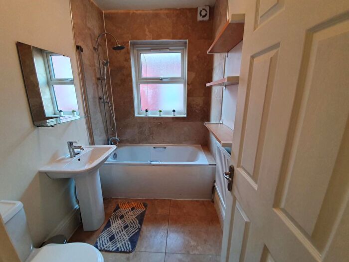 3 Bedroom Flat To Rent In Turnpike Line, London, N15