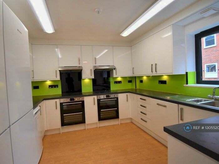 8 Bedroom End Of Terrace House To Rent In Hillside Court, Reading, RG1