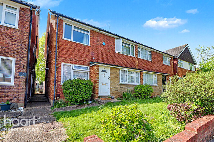 2 Bedroom Maisonette For Sale In Avenue Close, Harold Wood, RM3