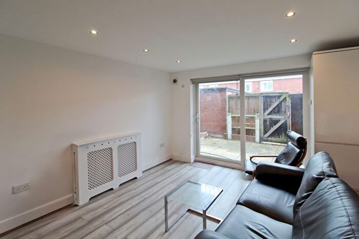 3 Bedroom Flat To Rent In Waterloo Close, London, E9