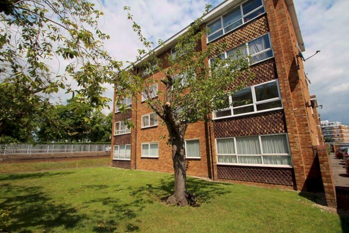 2 Bedroom Flat To Rent In Eastern Avenue, Newbury Park, IG2