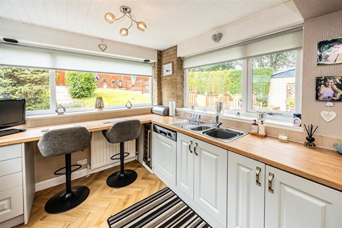 3 Bedroom End Of Terrace House For Sale In Clayfield Drive, Bradford, BD7