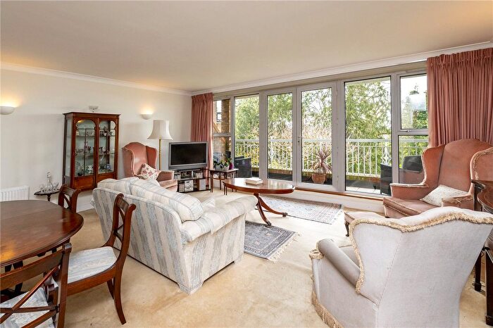 2 Bedroom Flat For Sale In Oatlands Drive, Weybridge, Surrey, KT13