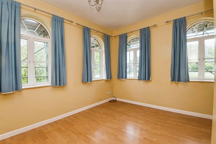 2 Bedroom Flat For Sale In Lewis Crescent, Exeter, EX2