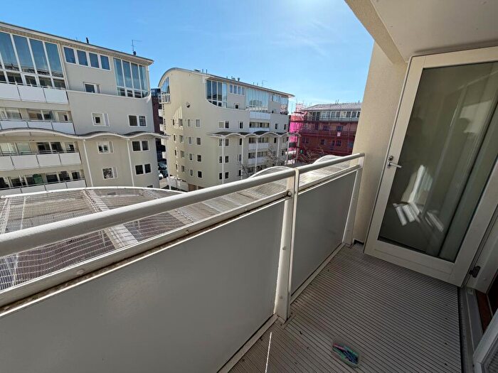 2 Bedroom Apartment To Rent In Royal Quay, L3