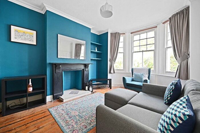 2 Bedroom Flat To Rent In Hackford Road, London, SW9