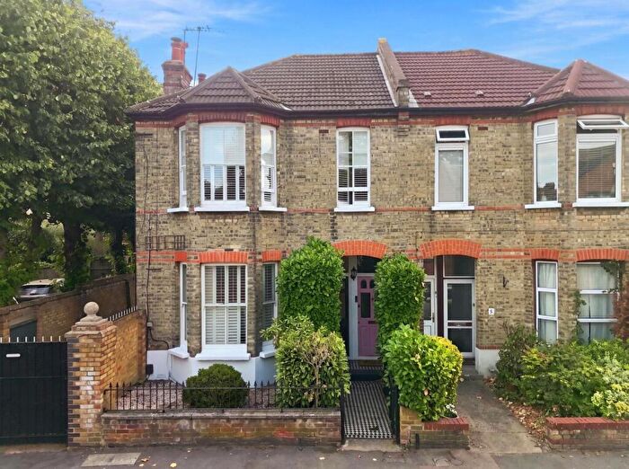 2 Bedroom Flat For Sale In Voluntary Place, Wanstead, E11