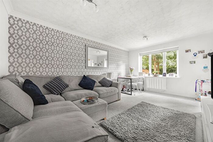 1 Bedroom Property For Sale In Kinnaird Close, Slough, SL1