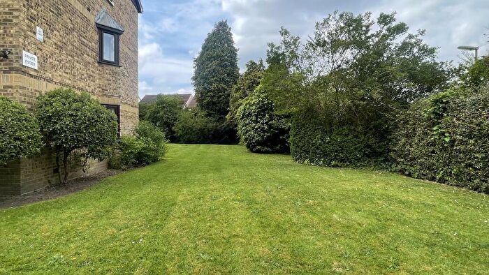 2 Bedroom Flat To Rent In Beta Road, Woking, GU22