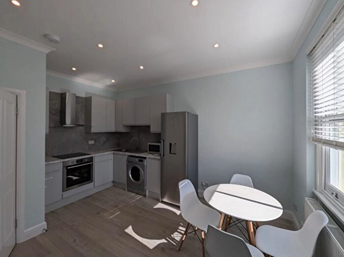 2 Bedroom Flat To Rent In Cambridge Gardens, Ladbroke Grove, W10