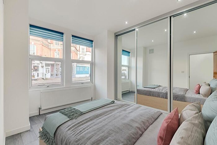 2 Bedroom Flat To Rent In Replingham Road, London, SW18
