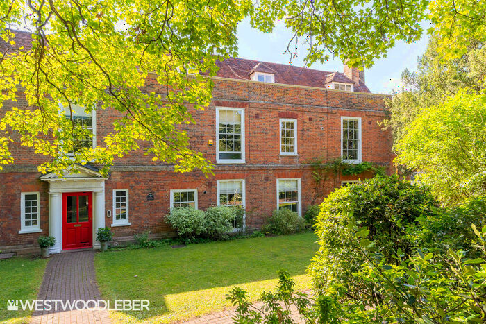 2 Bedroom Apartment To Rent In Broxbourne, Herts, EN10