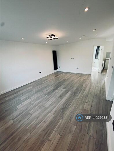 3 Bedroom Flat To Rent In Hervey Close, London, N3