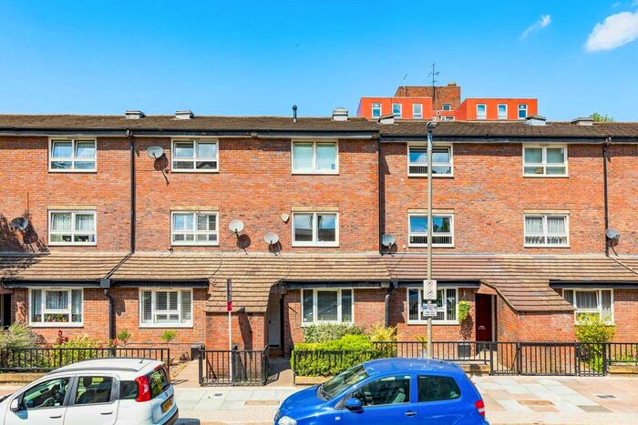 3 Bedroom Flat To Rent In Lurline Gardens, Battersea Park, London, SW11