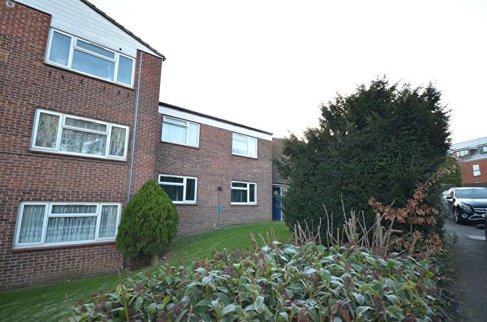 2 Bedroom Flat To Rent In Catsey Lane, Bushey, WD23
