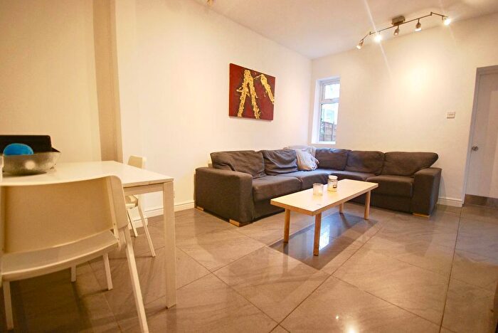 6 Bedroom Semi-Detached House To Rent In Barnsfold Avenue, Fallowfield, Manchester, M14