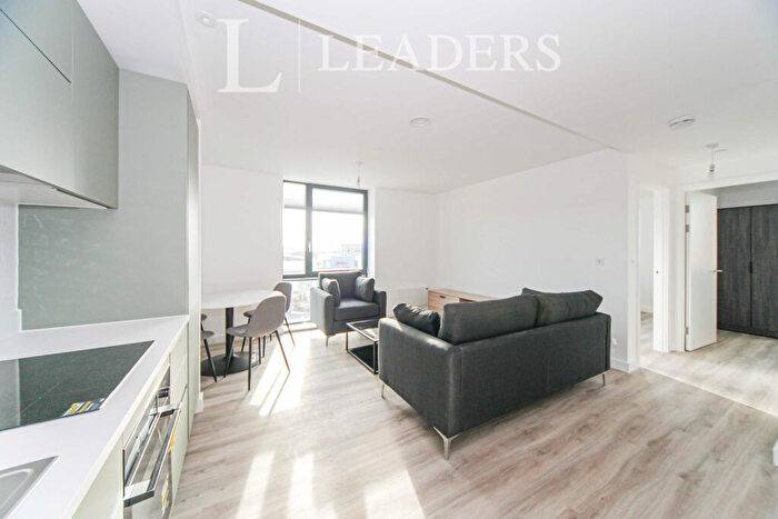 2 Bedroom Apartment To Rent In Chevette Court - Bedroom - Furnished - - Modern Apartment Next To Saxon Square, LU2