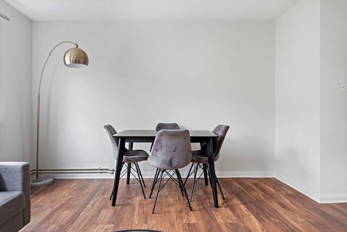 3 Bedroom Flat To Rent In Kings Avenue, London, SW4