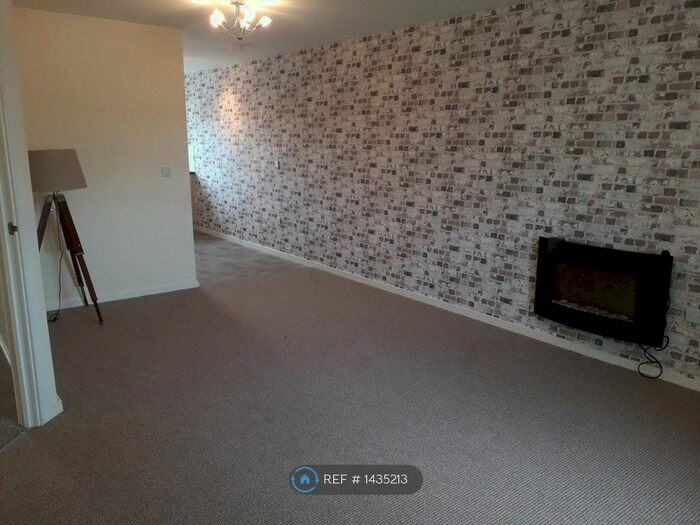 2 Bedroom Flat To Rent In Gadfield Grove, Manchester, M46