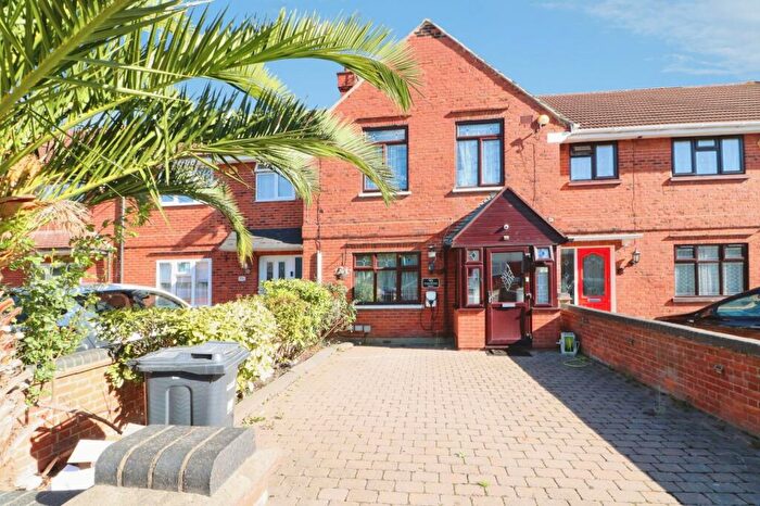 4 Bedroom House To Rent In Tomswood Hill, Ilford, IG6