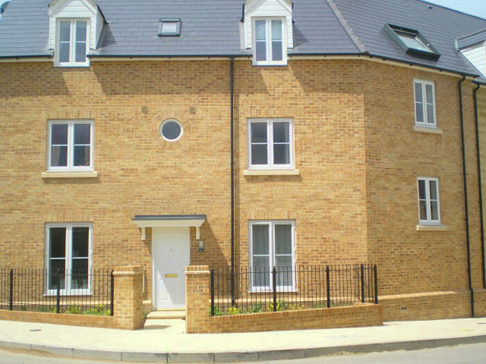 2 Bedroom Flat To Rent In Northfield Road, Madley Park, Witney, Oxon, OX28