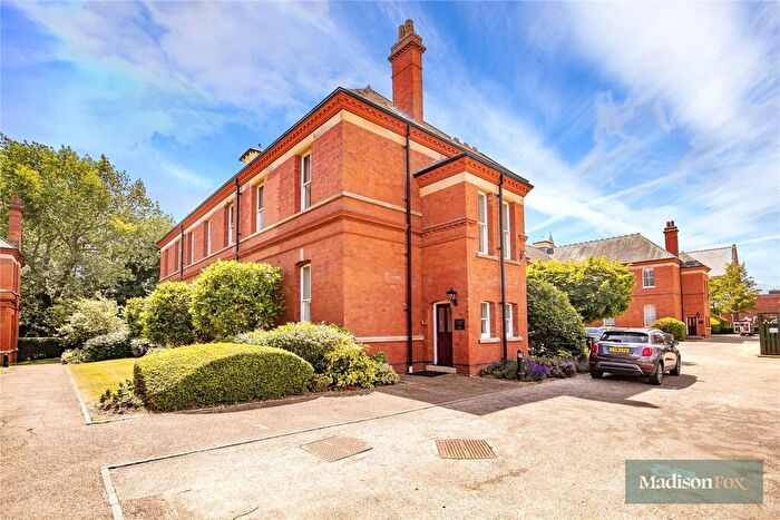 3 Bedroom Apartment To Rent In Alexandra House, Richmond Drive, Woodford Green, Essex, IG8