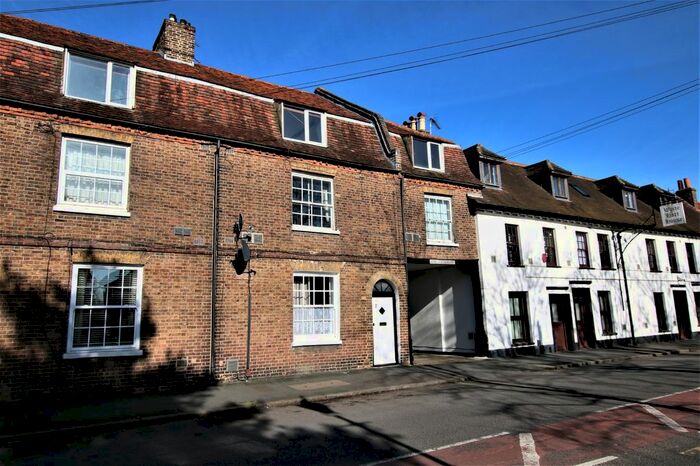 1 Bedroom Flat To Rent In Park Street, Colnbrook, Slough, SL3