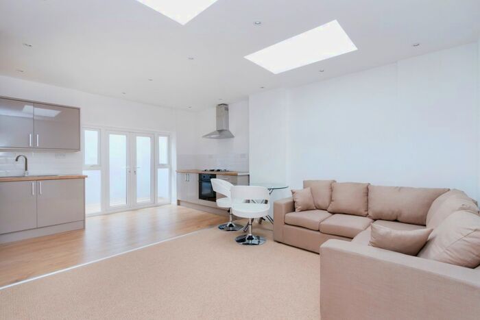 3 Bedroom Flat To Rent In Mile End Road, London, E1