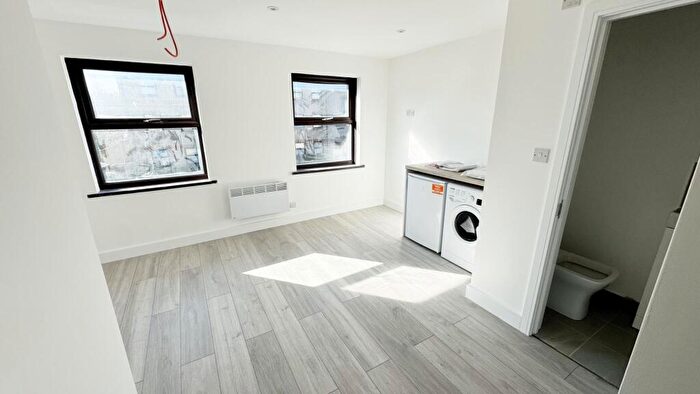 Flat To Rent In Edmeston Close, Homerton, E9