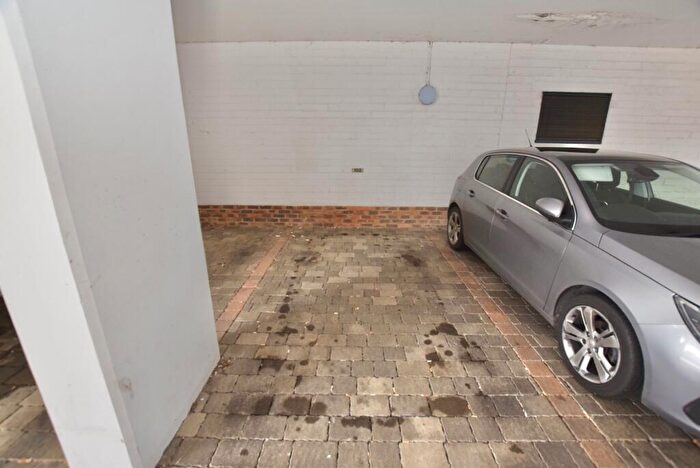 2 Bedroom Flat To Rent In Victory Park Road, Addlestone, United Kingdom, KT15