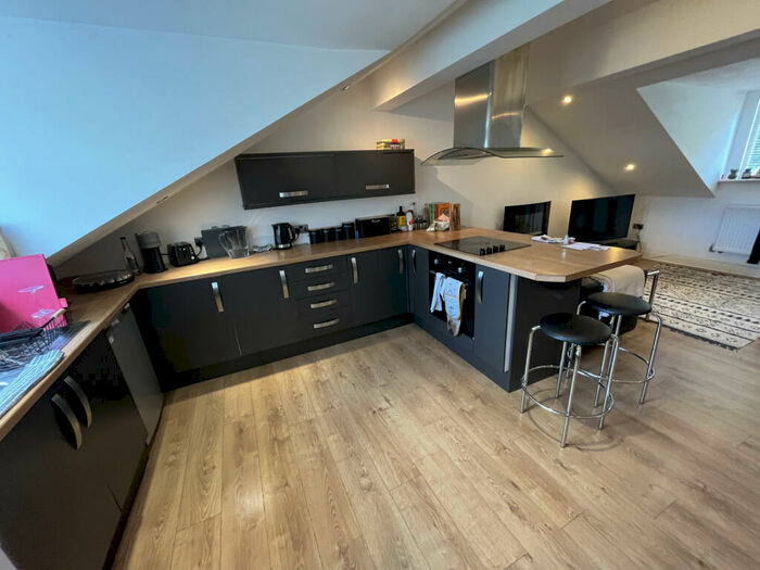 1 Bedroom Apartment To Rent In Meanwood Road, Leeds, West Yorkshire, LS7