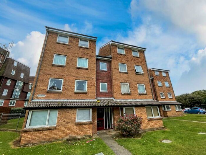 2 Bedroom Flat To Rent In Balcombe Road, Peacehaven, BN10