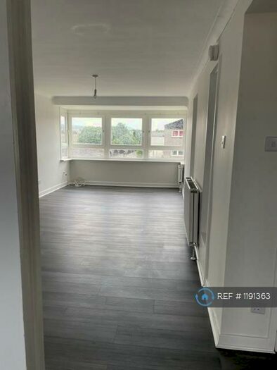 3 Bedroom Flat To Rent In Stenhouse Drive, Edinburgh, EH11