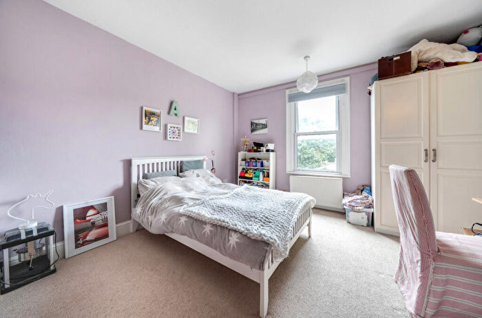 6 Bedroom Terraced House For Sale In Salisbury Road, Barnet, EN5