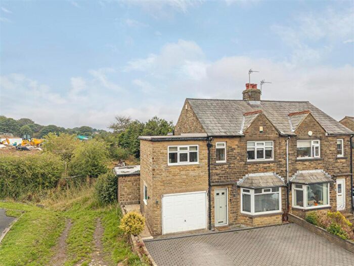 3 Bedroom Semi-Detached House For Sale In Wade House Avenue, Halifax, HX3