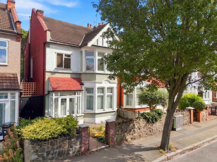 3 Bedroom Property For Sale In Woodlands Avenue, Aldersbrook, E11