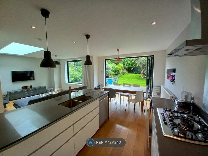 5 Bedroom Semi-Detached House To Rent In Wricklemarsh Road, London SE3