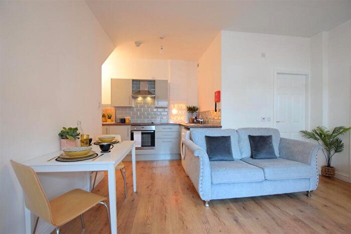 1 Bedroom Flat To Rent In Cranwell Street - Student Apartment - /, LN5