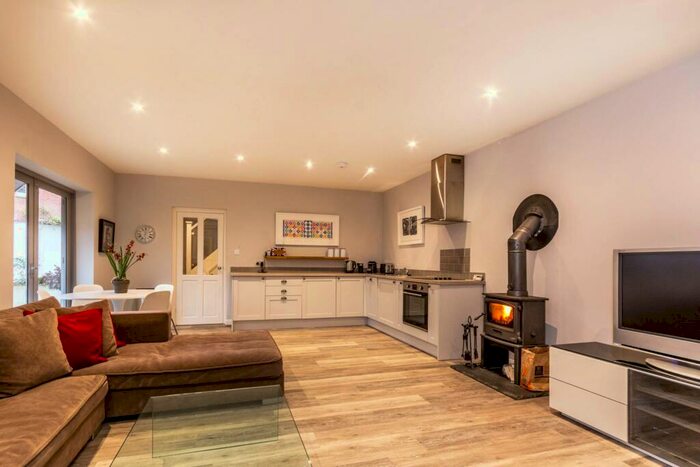 2 Bedroom Cottage To Rent In Knowle Lane, Cranleigh, GU6