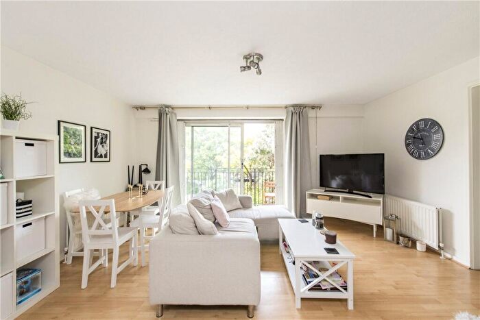 2 Bedroom Apartment To Rent In Battersea Bridge Road, London, SW11