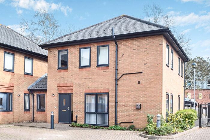 2 Bedroom Flat For Sale In Lakesmere Close, Kidlington, OX5