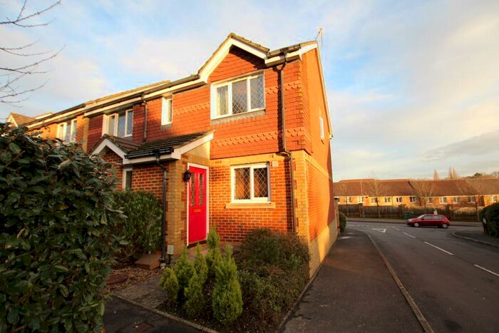 3 Bedroom Terraced House To Rent In Knaphill, GU21