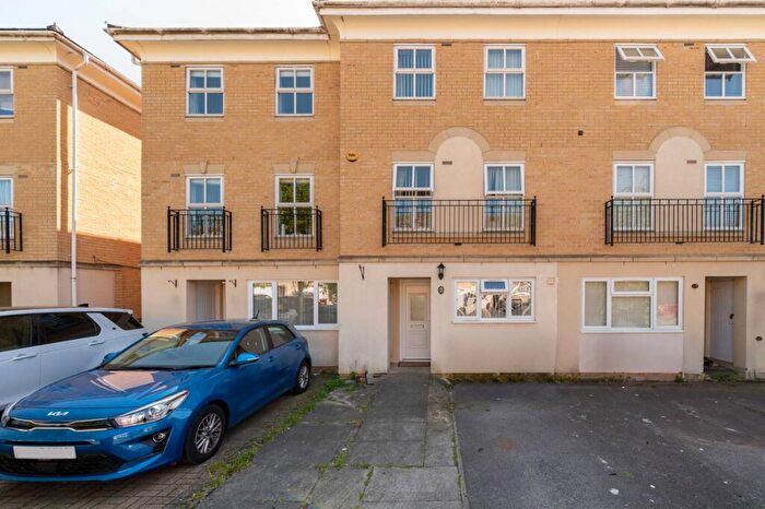 4 Bedroom Terraced House For Sale In Hurworth Avenue, Langley, Slough, SL3