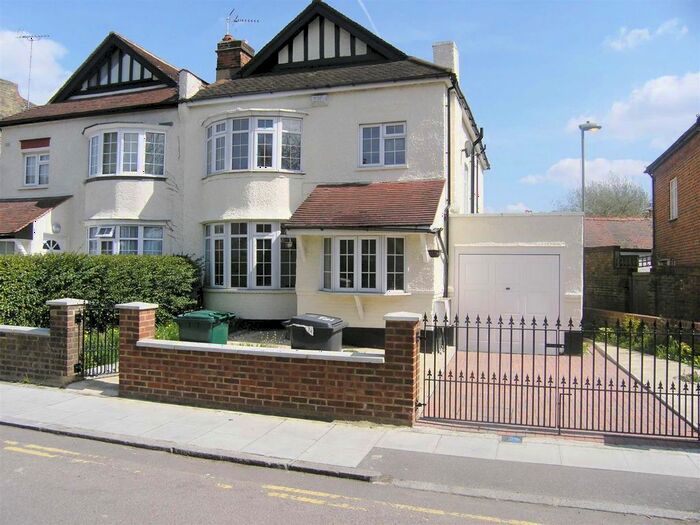 4 Bedroom Semi-Detached House To Rent In Sunningfields Road, Hendon, London, NW4